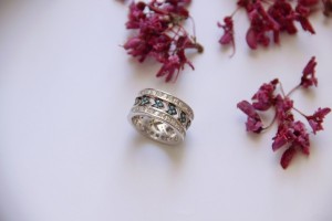 حلقه نقره نگیندار